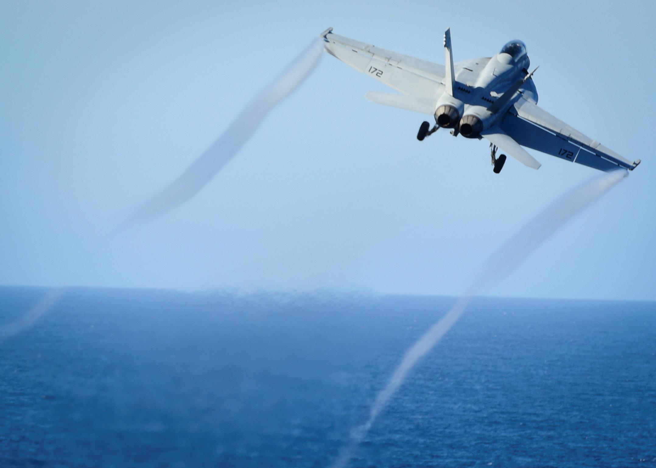 Американський військовий літак F/A-18E Super Hornet злітає з палуби авіаносця
