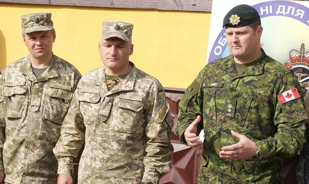 Полковник Ігор Слісарчук (посередині) з командиром канадського контингенту підполковником Джейсоном Гінеєм. Вересень 2015 року
