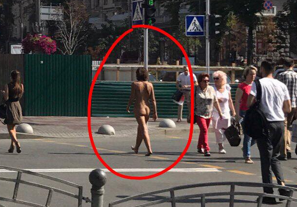 В Кропивницком совершенно голая девушка шла по улице возле мэрии (ВИДЕО)