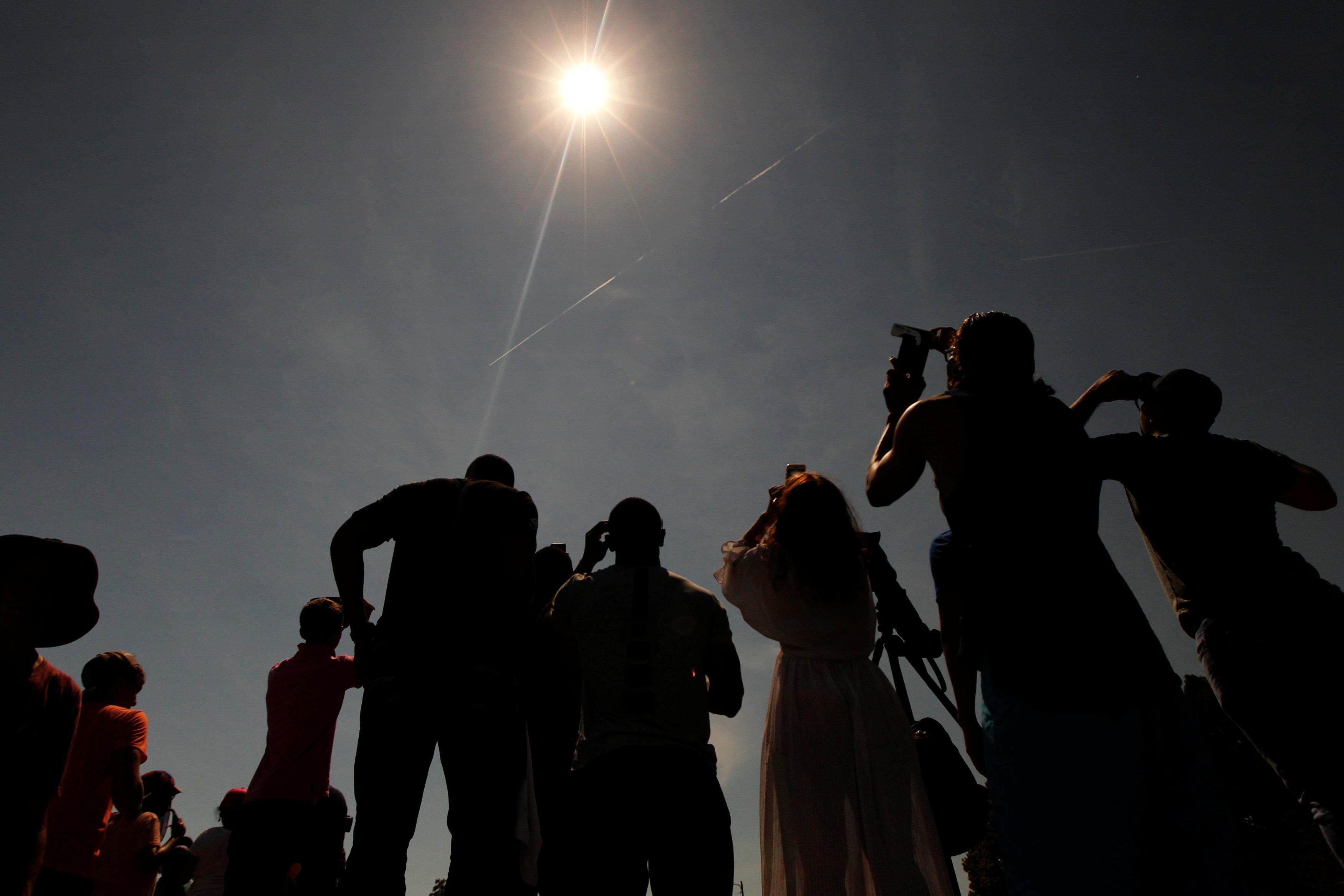 Прямой эфир солнечного затмения сегодня. Наблюдение солнечного затмения. Люди наблюдающие затмение. Солнечное затмение в городе. Солнечное затмение и человек.