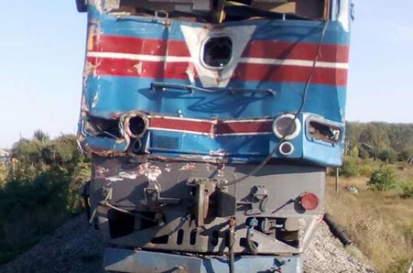 На Харківщині вантажівка в'їхала в потяг, є постраждалі