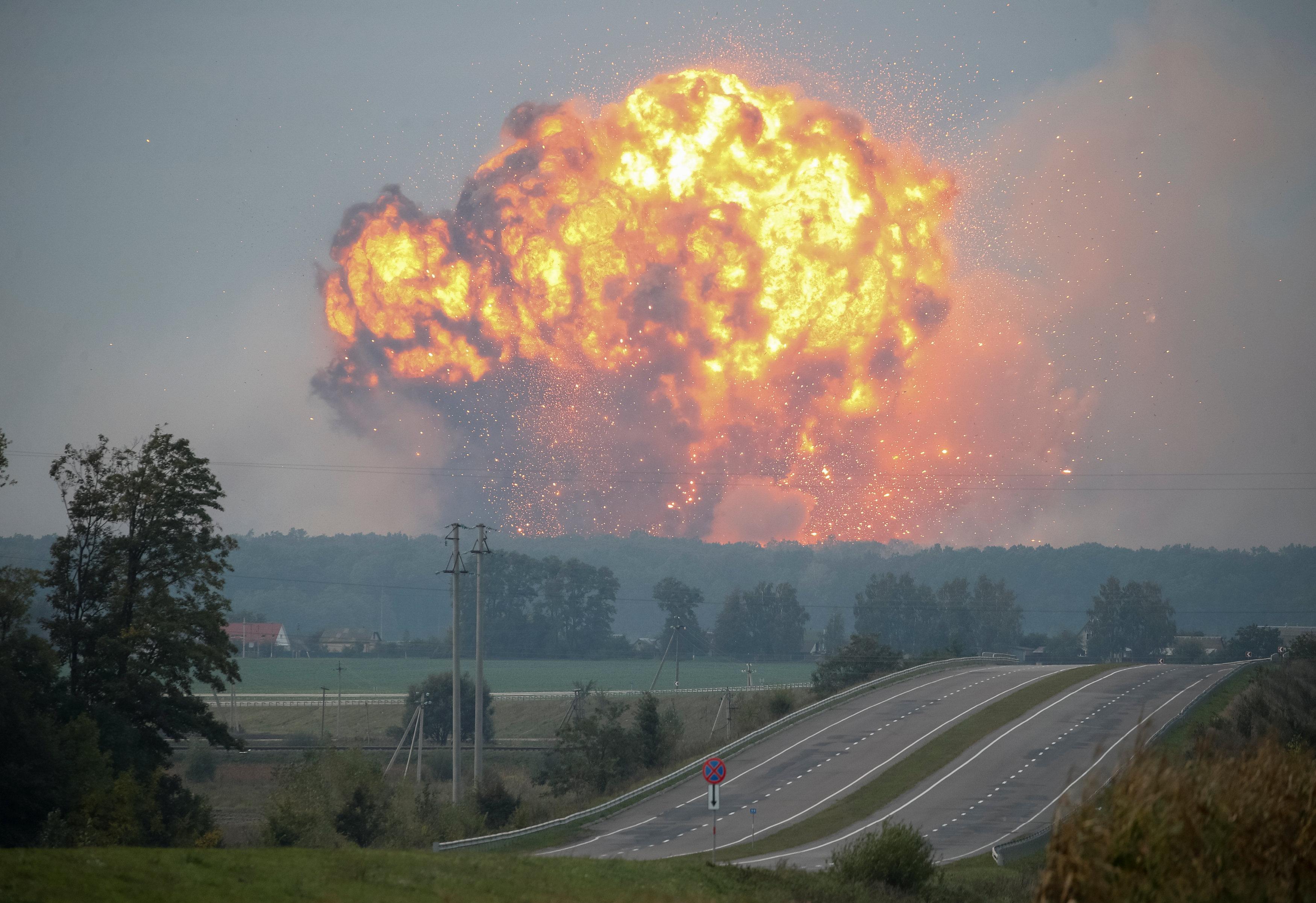 Взрыв хлопок сегодня. Взрыв склада боеприпасов. Взрывы на Украине. Взорвался склад боеприпасов.