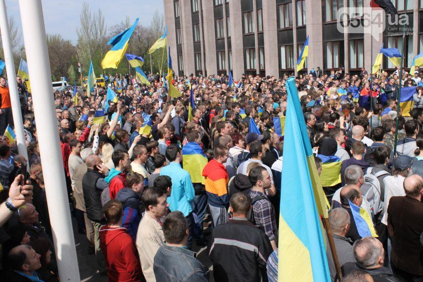 Учасники тримали українські та кримськотатарські прапори