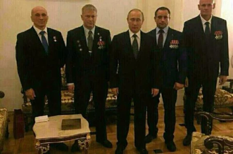 Путин вместе с Уткиным (крайний справа), Трошевым и другими влиятельными "вагнеровцами"