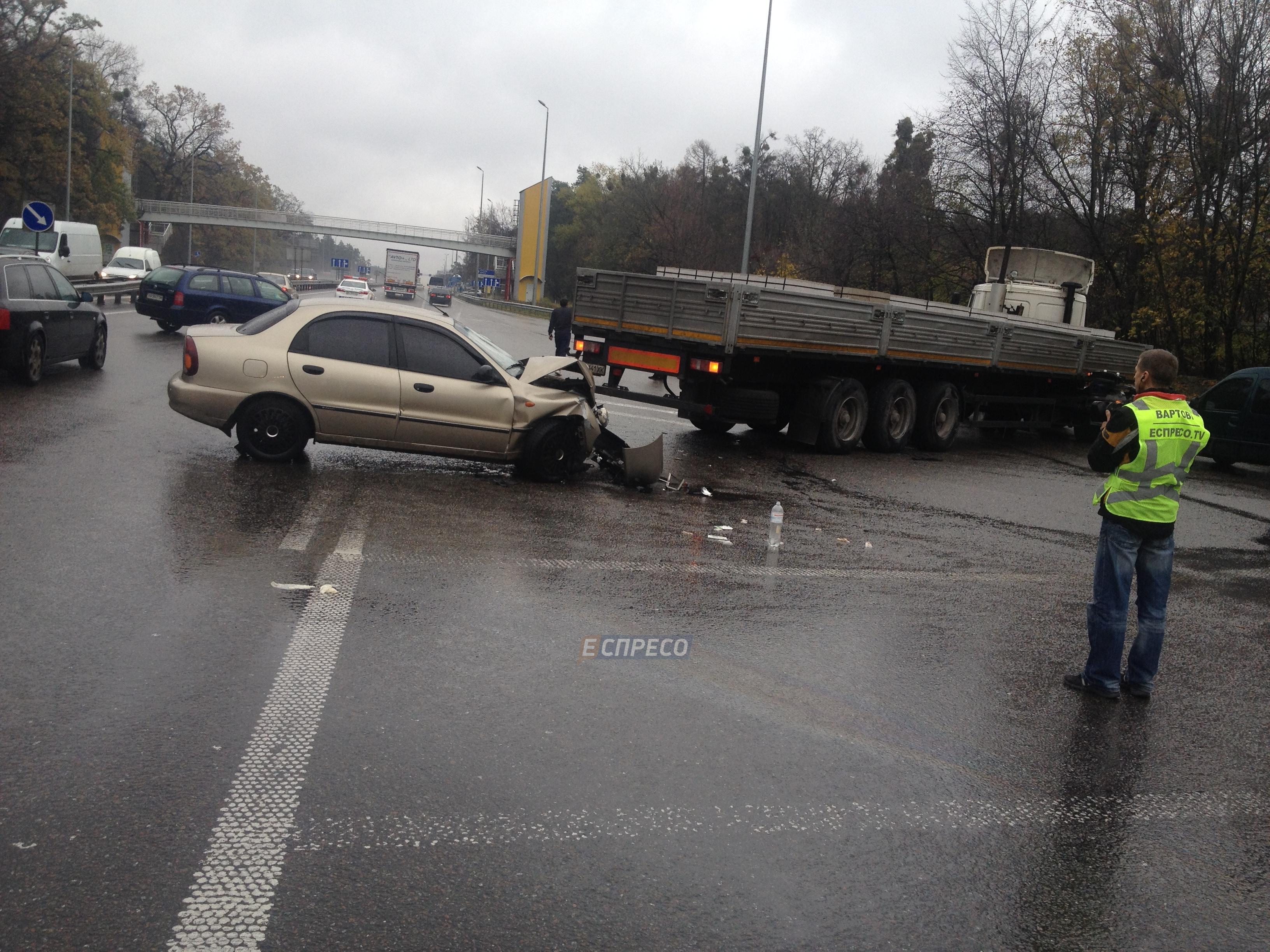 В Киеве Daewoo Lanos врезался в прицеп фуры, есть пострадавшие