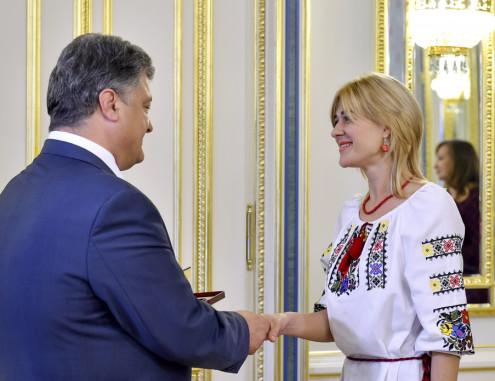 Віолетта Македон отримує відзнаку "Вчитель року-2016" від президента Петра Порошенка