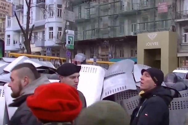 Михайло Жизневський-молодший (посередині) з Андрієм Парубієм на вулиці Грушевського в середмісті Києва. Тут його й вбили бійці "Беркуту"