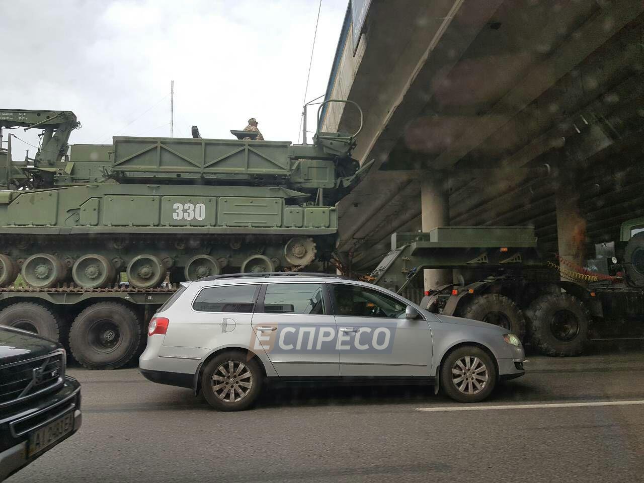 В Киеве тягач с военной техникой застрял перед путепроводом, образовался  затор