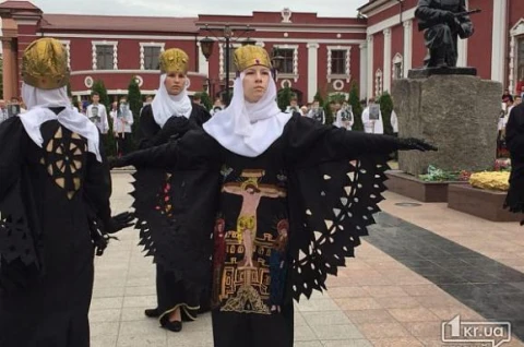 Во время исполнения песни танцевали женщины в "православном" облачении