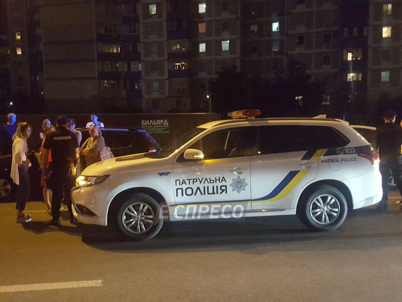 У Києві автомобіль з кортежу збив велосипедиста, поліцейські завадили влаштувати самосуд (фоторепортаж)