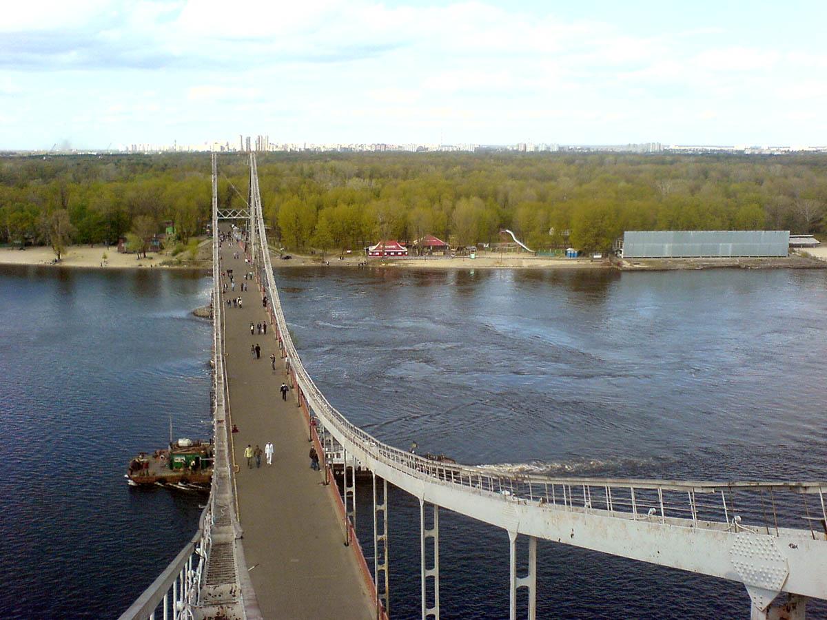 При въезде на Труханов остров произошел конфликт: водитель подвинул авто  бунтовщика своей машиной