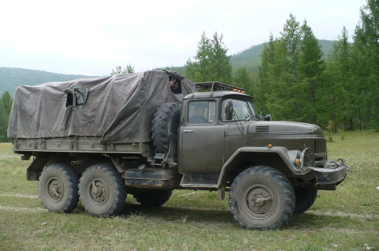 На Львовщине мужчина спрятался от дождя под грузовиком и он его переехал