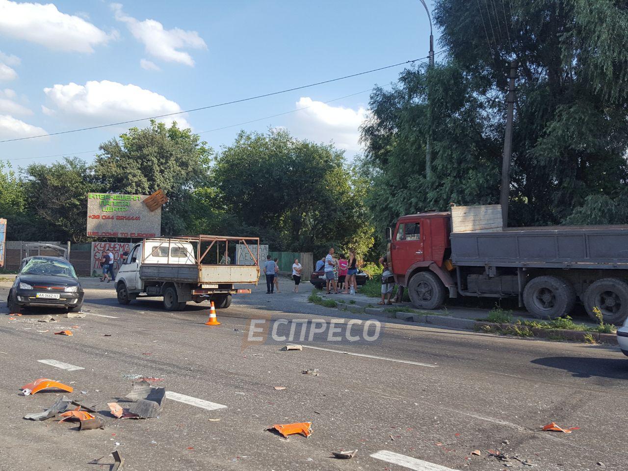 В Киеве произошло двойное ДТП с участием семи автомобилей, есть пострадавшие