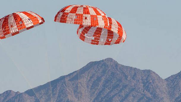 NASA успешно испытало парашютную систему посадочной капсулы "Ориона" NASA успешно испытало парашютную систему посадочной капсулы "Ориона"