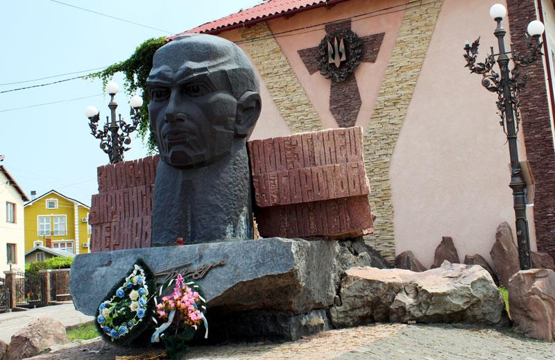 Пам'ятник Степану Бандері у місті Городенка Івано-Франківської області