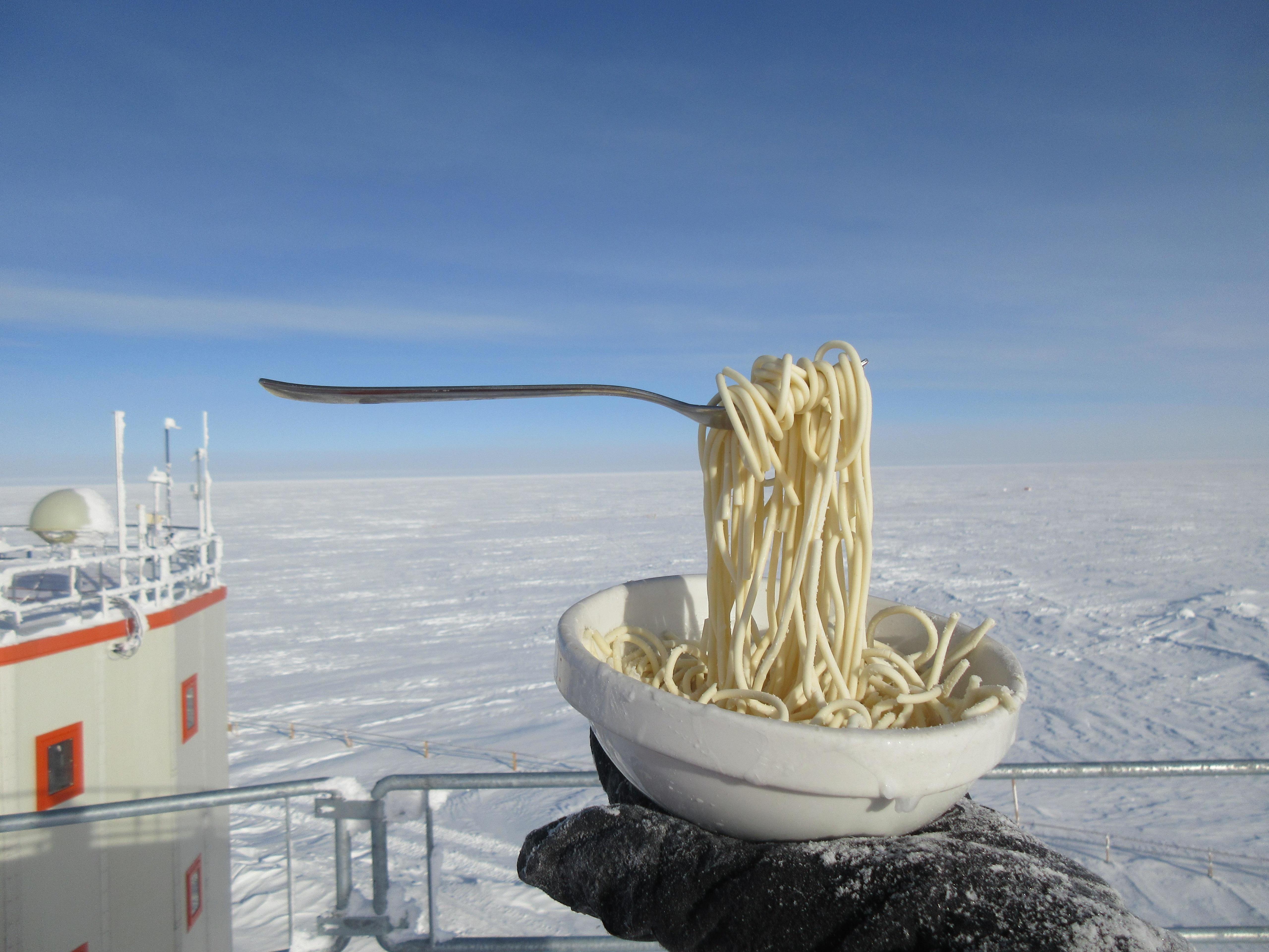 Лапша в холодильнике. Конкордия (антарктическая станция). Конкордия Антарктида. Concordia Антарктида. Лапша на морозе.