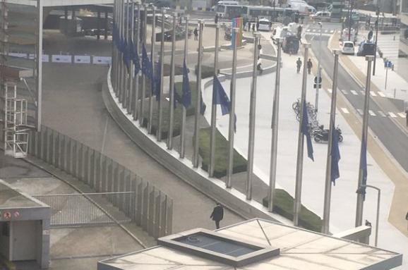 приспущені прапори