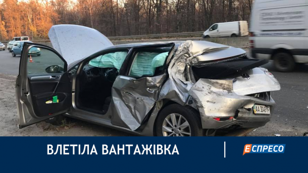 Грузовик раздавил авто нардепа Лещенко Грузовик раздавил авто нардепа Лещенко