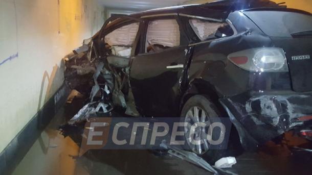На столичной Соломенке Mazda влетела в подземный переход На столичной Соломенке Mazda влетела в подземный переход