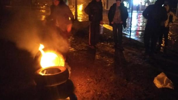 Под консульством РФ во Львове зажгли шины Под консульством РФ во Львове зажгли шины