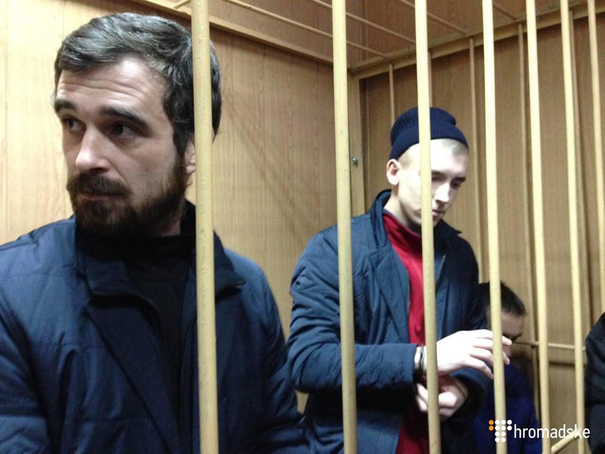 Перша група полонених моряків у залі Лефортовського суду Москви