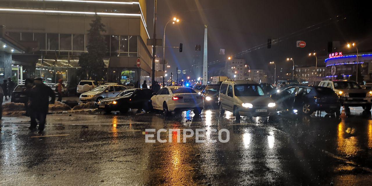 В Киеве столкнулись 5 автомобилей. Есть пострадавшие и погибшая