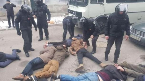 В полиции извинились за выкрик "Ложись, Бандера" при задержании активистов в Киеве В полиции извинились за выкрик "Ложись, Бандера" при задержании активистов в Киеве