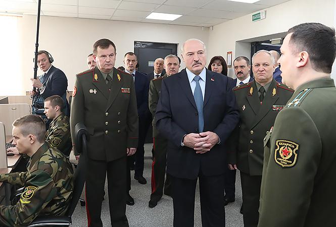 Поруч зі своїм батьком можна помітити Віктора Лукашенка - старшого сина президента, котрий відповідає за силові відомства