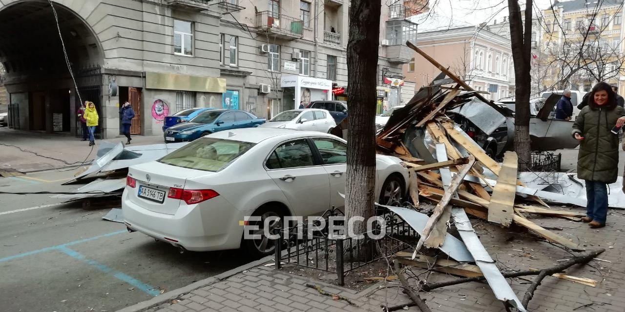 В центре Киева из-за сильного ветра сорвало крышу с дома и она упала на  припаркованные авто. ФОТОФАКТ