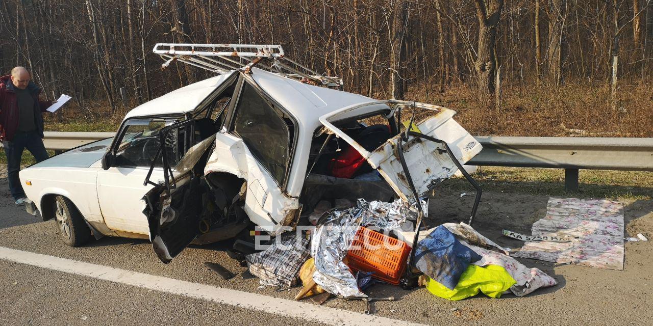 Под Киевом Honda сбила водителя и влетела в ВАЗ, остановившийся из-за  оторванного колеса