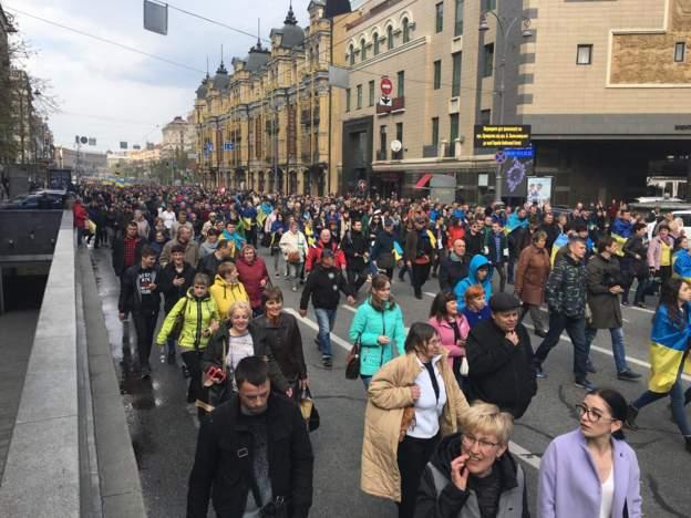 Колона прибічників Порошенка вирушила з Майдану на стадіон