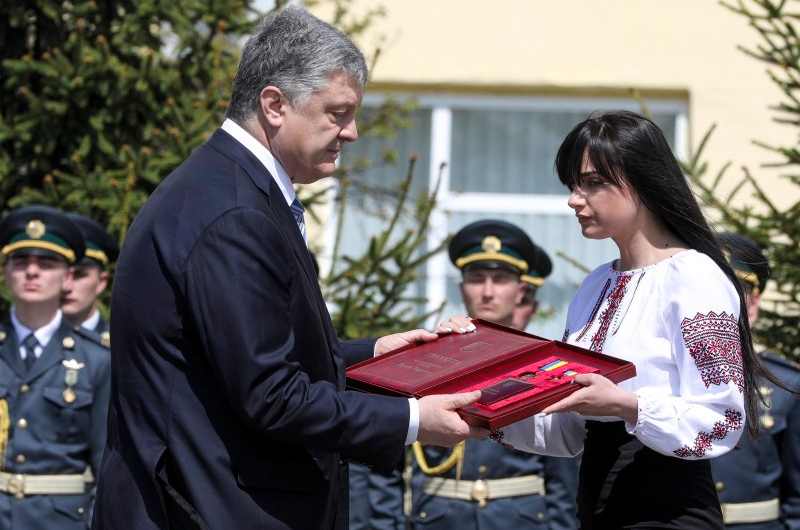 Петро Порошенко вручив нагороду героя його доньці Марії 