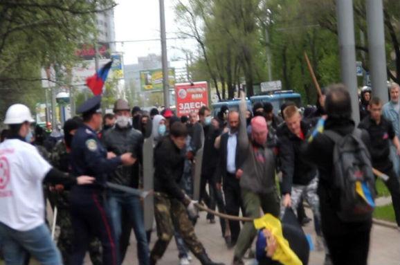 Сепаратисти валять людей на землю та б'ють кийками під час мітингу за єдину Україну у Донецьку