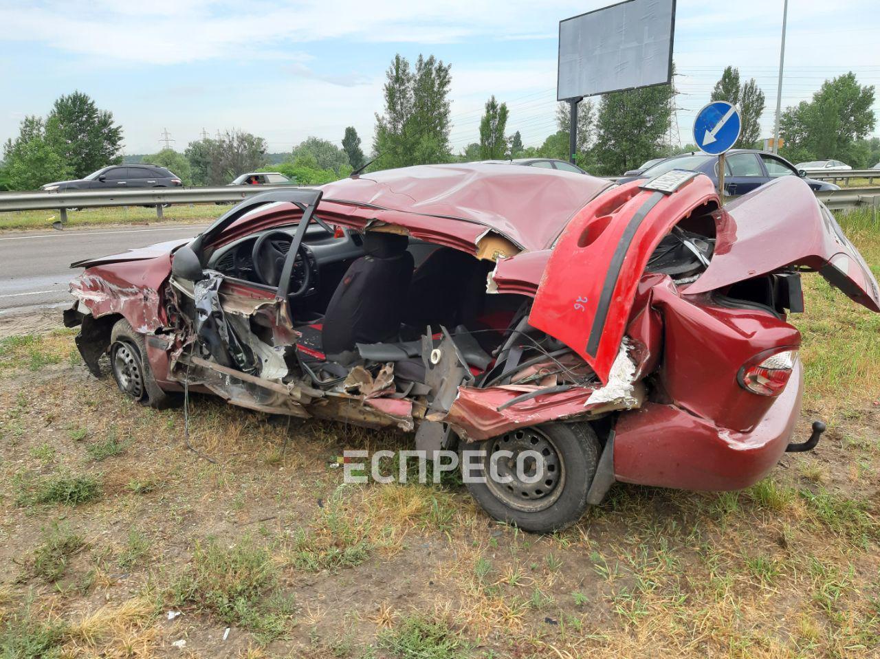 На выезде из Киева Lanos влетел в отбойник, есть пострадавший