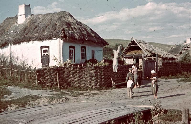 У коментарях зазначають, що угорці ставилися до населення гірше за німців