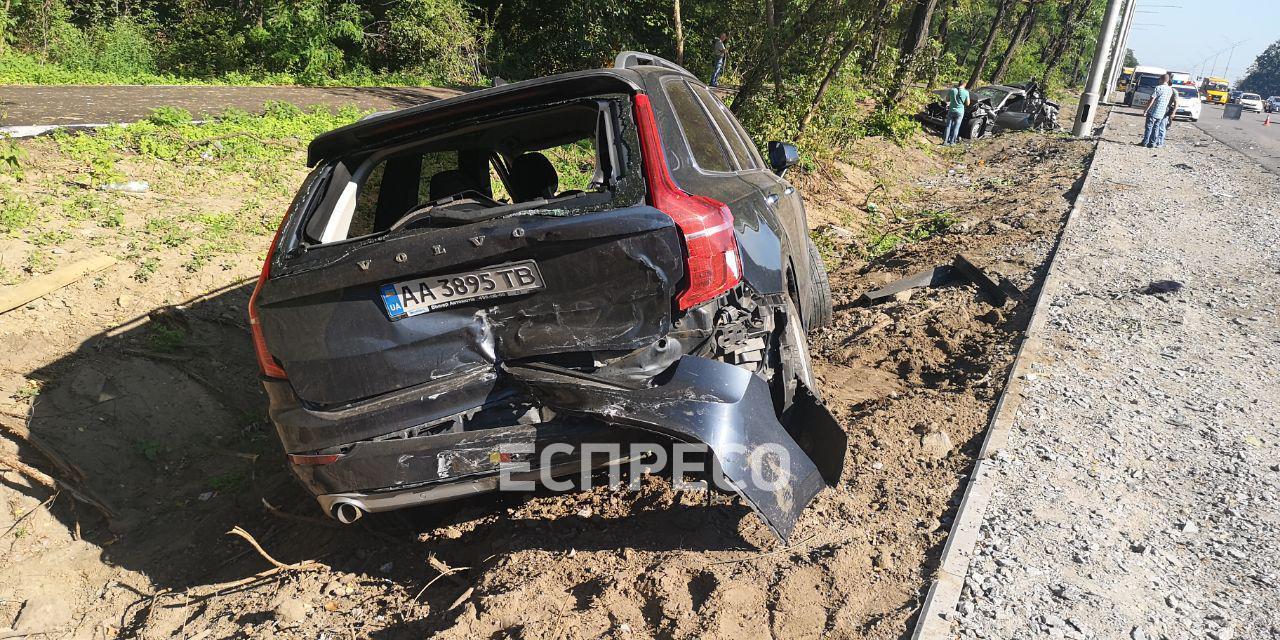 В Святошинском районе столицы грузовик Volvo протаранил 2 авто, люди чудом  выжили