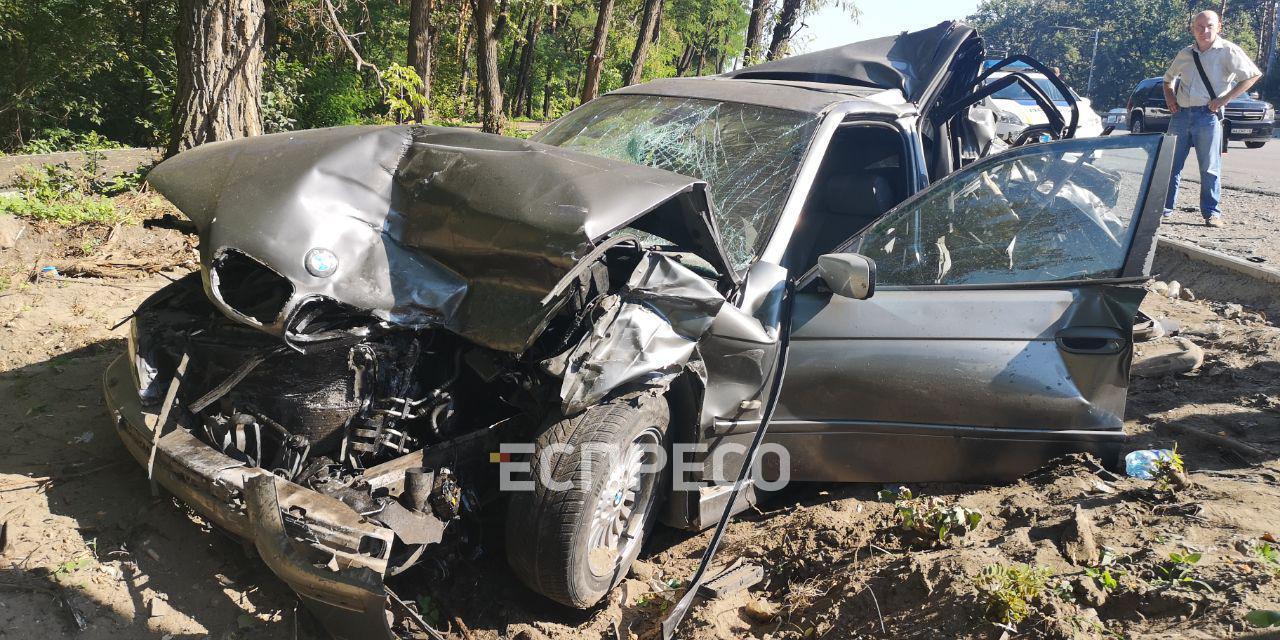 В Святошинском районе столицы грузовик Volvo протаранил 2 авто, люди чудом  выжили