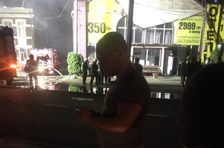 Вадим Черный рядом со своей гостиницей