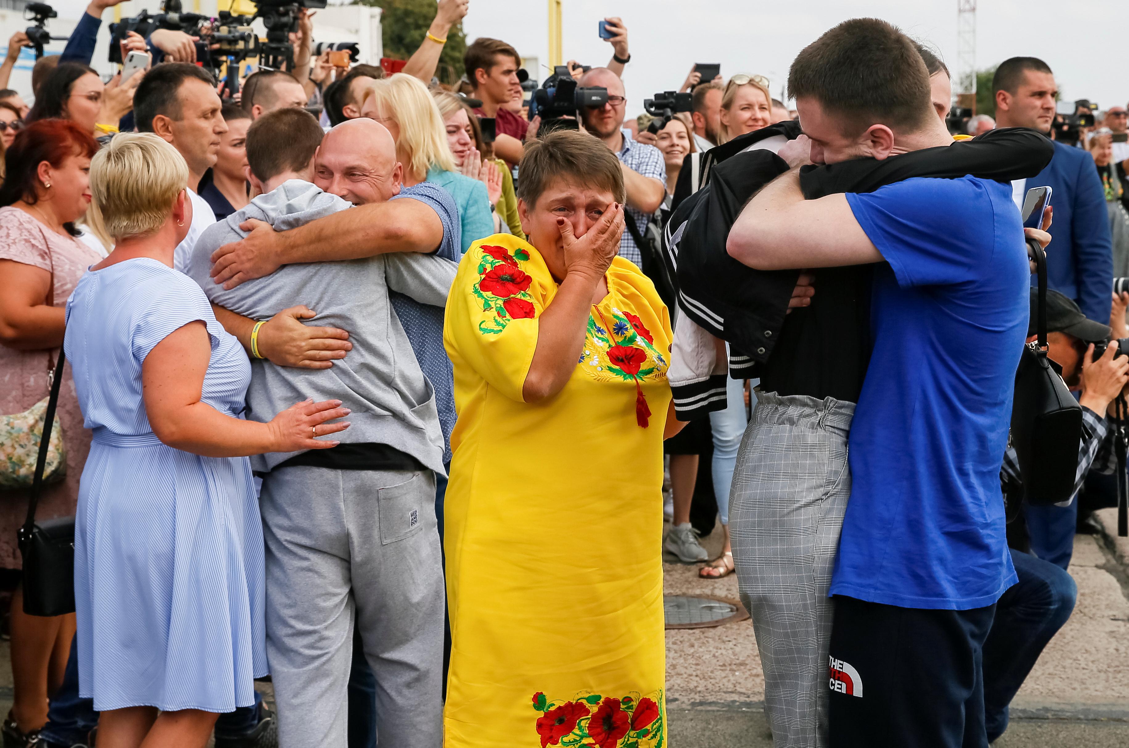 Последние новости украины самые свежие. Украинцы радуются. Украинцы в панике. Украинцы обнимаются. Россия и Украина обнимаются.