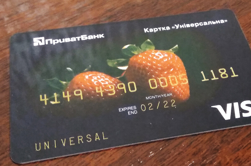 Без клубнички и корзины ПриватБанк меняет дизайн карточек на минималистичные цветные