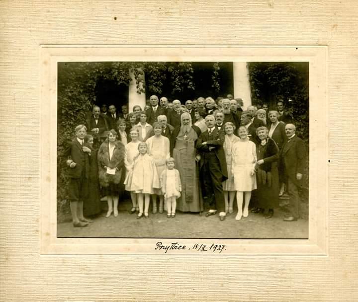 Леон і Ядвіга Шептицькі із дітьми та гостями святкують у 1927 році срібне весілля - 25-ть років разом