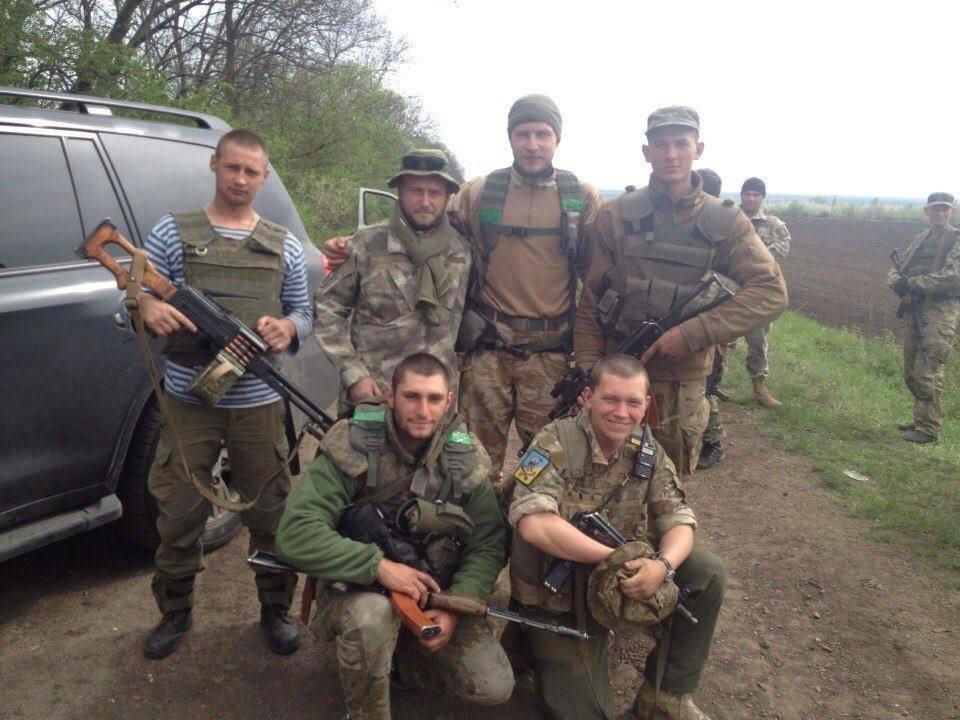 "29 квітня 2015 року неподалік однієї з баз ДУК ПС з побратимами-десантниками 25 бригади ЗСУ. Разом - до перемоги! А хтось дуже хотів, щоб ми стріляли один в одного. Не вийшло!", - підписав цю світлину Ярош