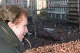 Вацлав Гавел приветствует сторонников свержения коммунистической диктатуры и независимости от СССР. Прага, 26 ноября 1989 года.