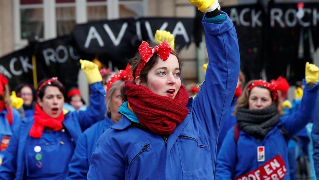 Феміністки під час флешмобу на акції протесту в Парижі