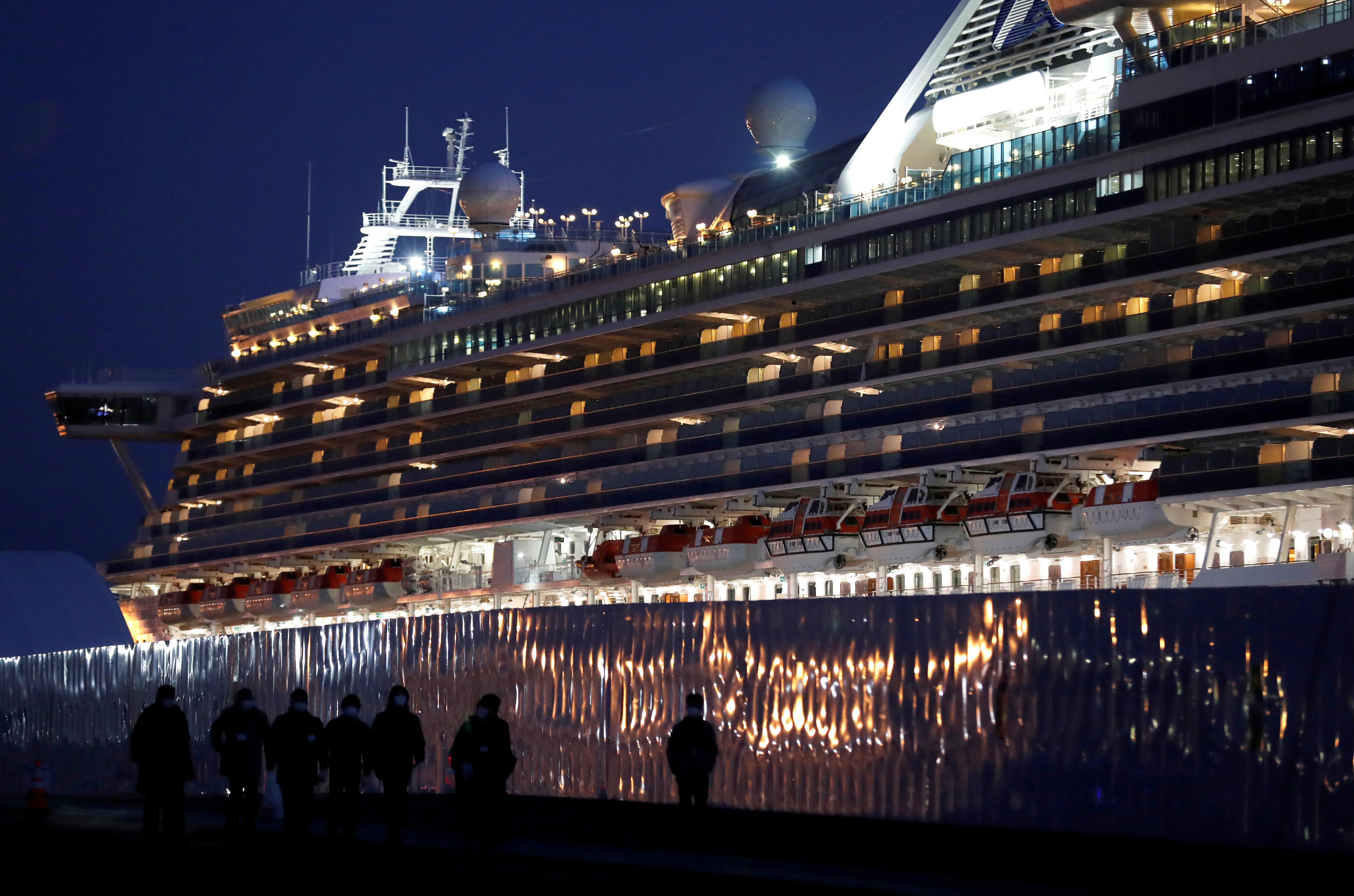 Судьба лайнера. Круизный лайнер Diamond Princess. Даймонд принцесс лайнер коронавирус. Корабль Бриллиантовая принцесса коронавирус. Diamond Princess коронавирус.