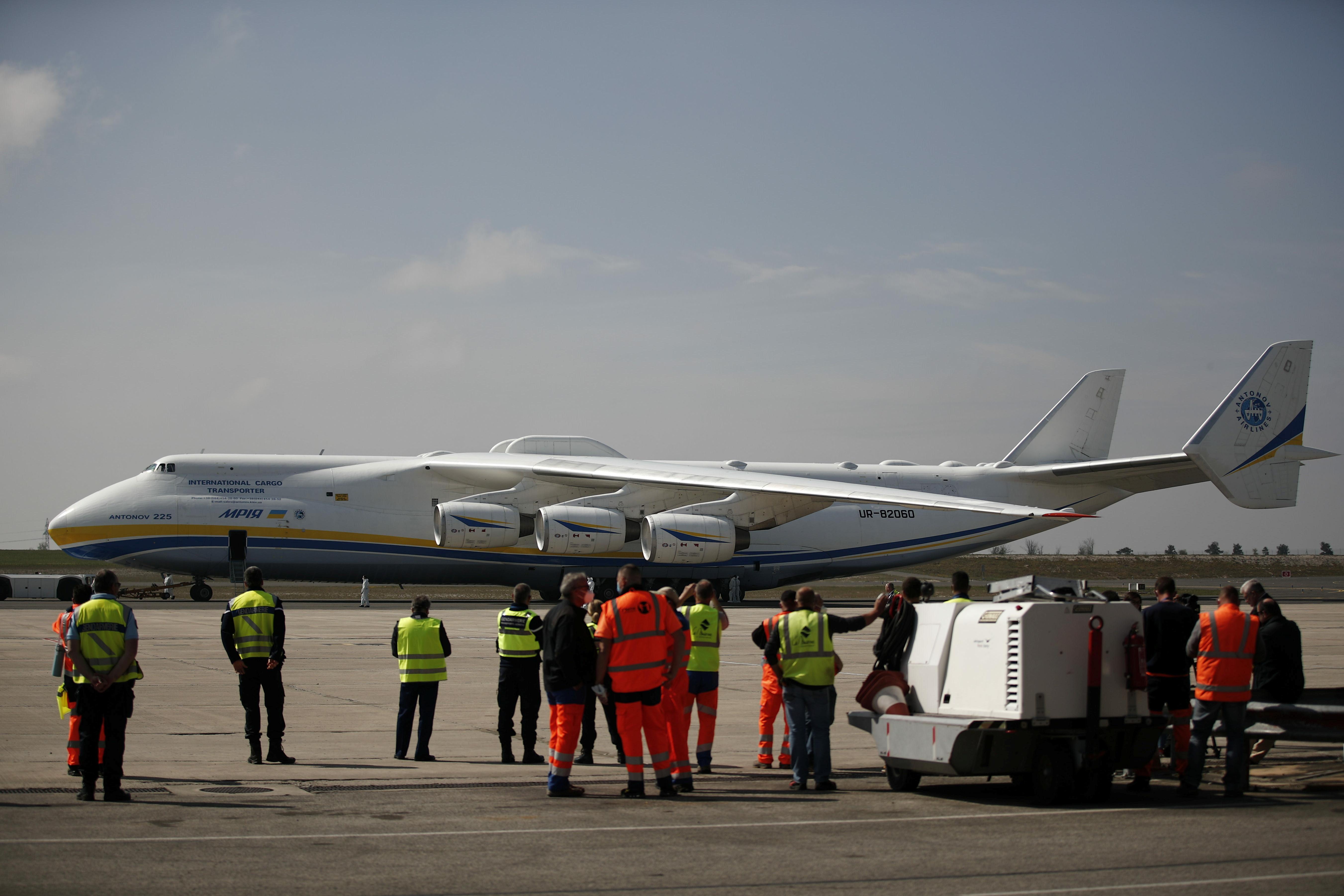 Украинский самолет. 225 Мария украинский самолет. Украинский самолёт гигант АН 225. АН-225 трагедия 2022. Украинский самолет Мрия фото.