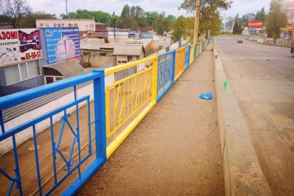 Міст між двома мікрорайонами став жовто-блакитним