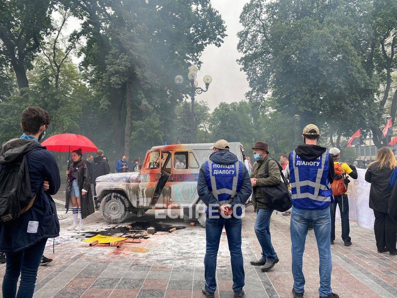 Митинг против Авакова: протестующие сожгли полицейский 