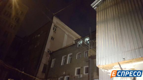 У центрі Києва невідомі кинули вибухівку в житловий будинок - фото 1