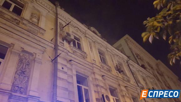 У центрі Києва невідомі кинули вибухівку в житловий будинок - фото 2
